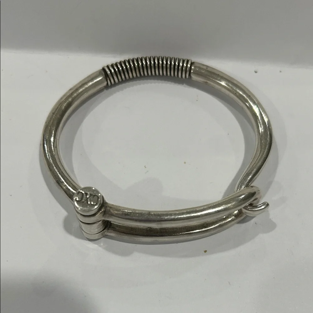 Elegant Silver Bracelet - Picture 2 of 9